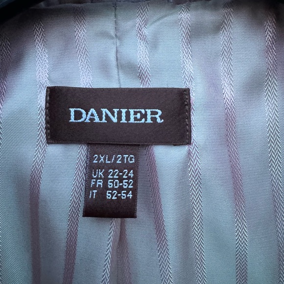 NWOT. Danier Pale Pink Leather Jacket with Ruffle Collar. - Picture 5 of 13